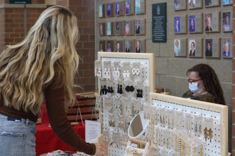 An individual shops for earrings at the 2021-2022 craft fair. Some vendors this year include Barbs Buttery Toffee’s by Barb Mapes, Bookish by Mrs. Toni Hiemes, Snow’s Craft by Diana Snow. 