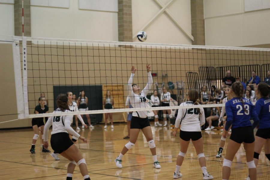 Freshman+Volleyball+faces+off+against+Kearney+High.+The+team+loses+2-0.