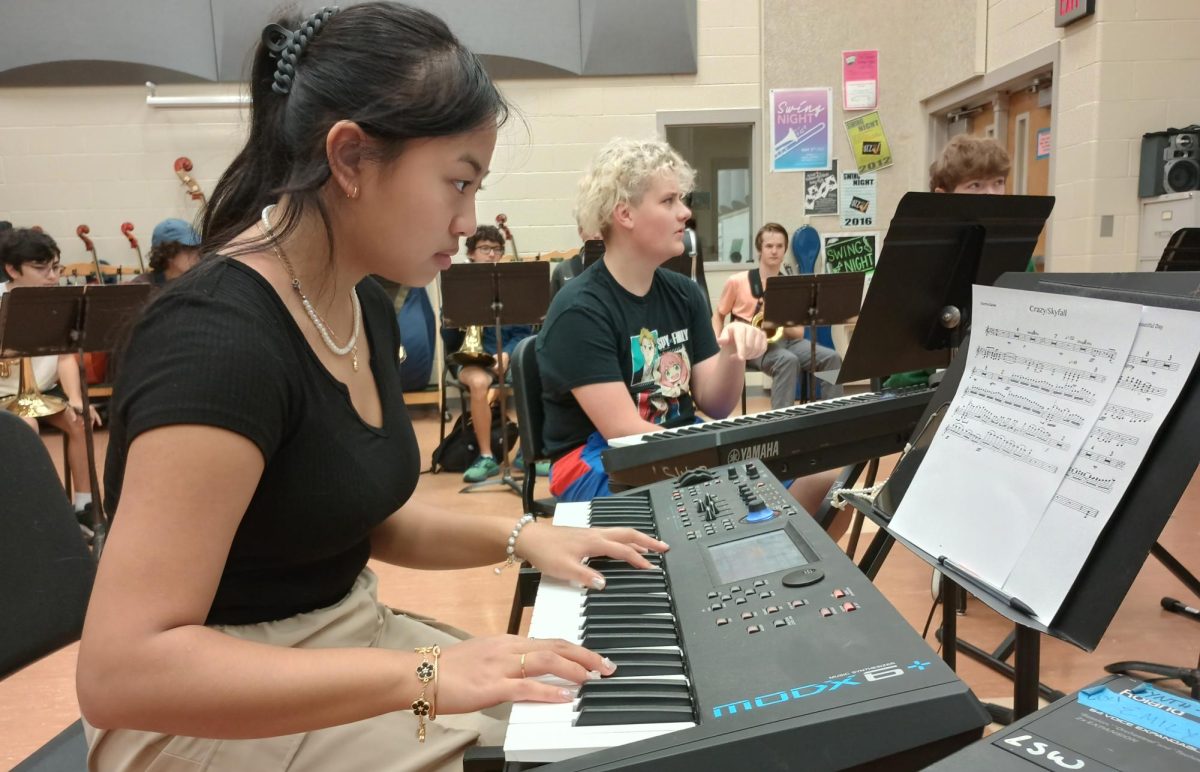 Sophomore+Lillian+Hong+plays+the+synthesizer+during+show+band+practice.+The+show+band+will+accompany+the+show+choirs+in+their+upcoming+season.